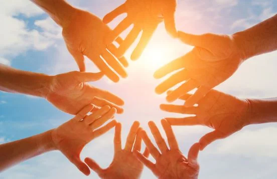 Atendimento integrado com Yoga, Meditação, Massoterapia, Fisioterapia, Osteopatia, Quiropraxia entre outras abordagens, com equipe multidisciplinar.