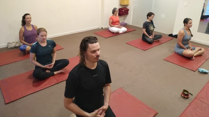 pratica de meditacao na escola de yoga e meditacao nas merces