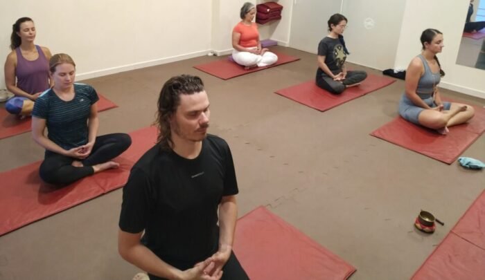 pratica de meditacao na escola de yoga e meditacao nas merces