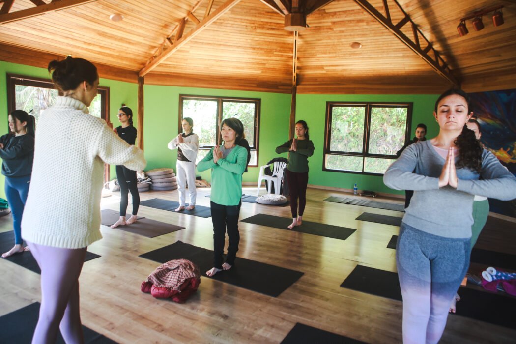 grupo praticando yoga