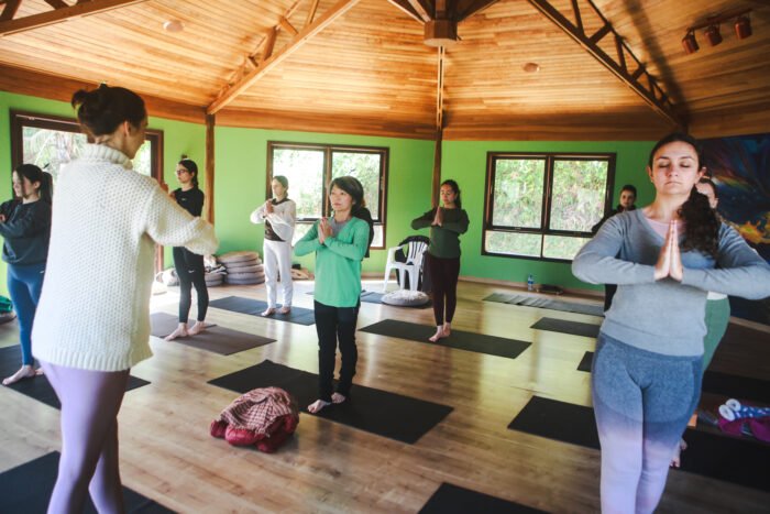 grupo praticando yoga