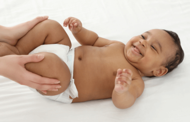 bebê rindo ao receber a massagem shantala