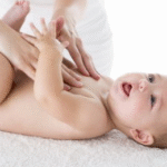 bebê recebendo massagem shantala