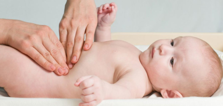 bebê recebendo massagem absominal shantala