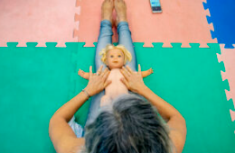 Massagem shantala sendo praticada em uma boneca
