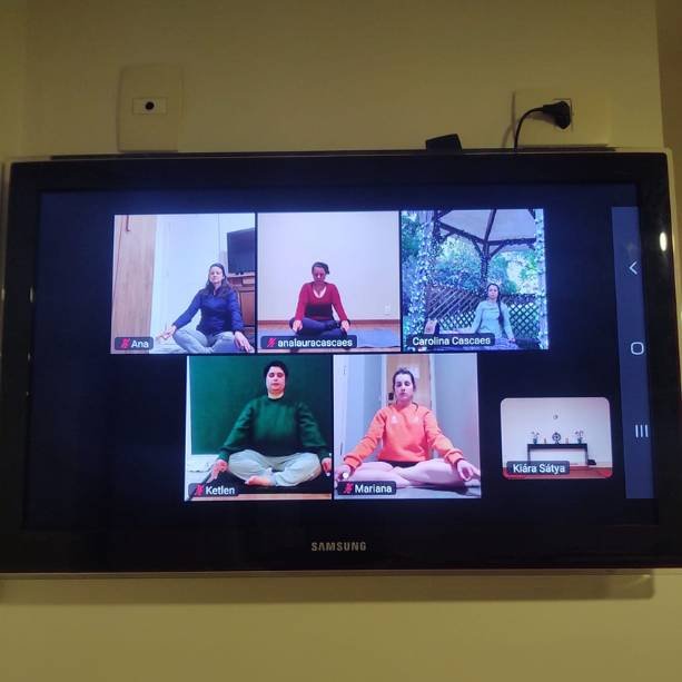 prática de yoga online com acompanhamento do professor