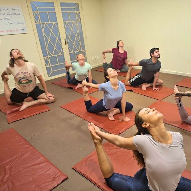 prática de ásanas do yoga