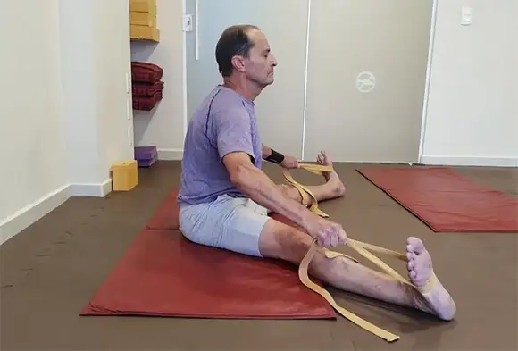 Homem na maturidade praticando Yoga em turma da terceira idade