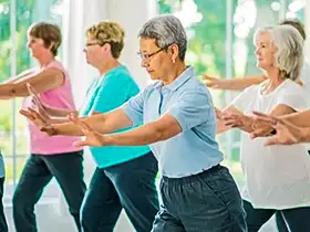 Idosos 60+ em aula de Tai Chi Gong