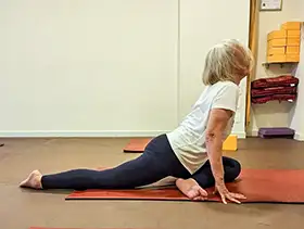 Idosa 60+ em aula de Yoga para terceira idade