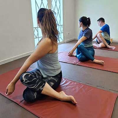 prática de ásanas para saúde da coluna vertebral